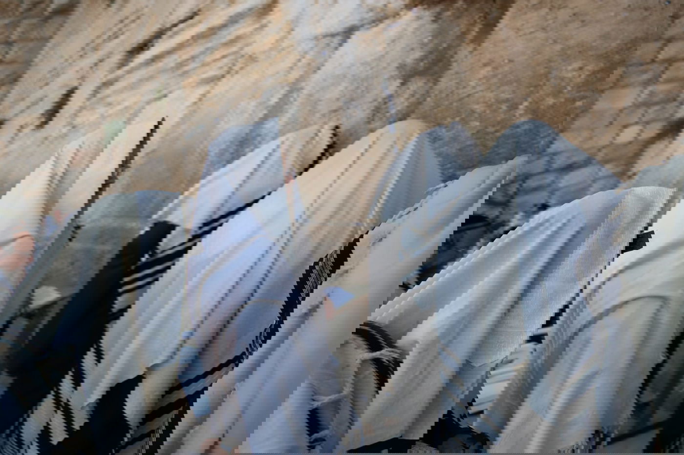 תיעוד: תפילת שחרית ליד שריד בית מקדשנו