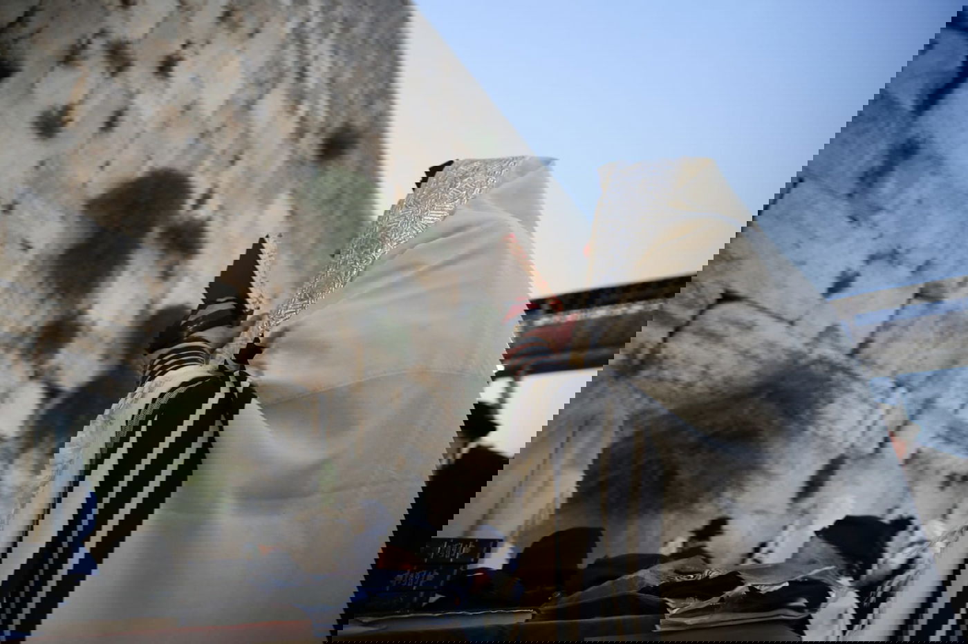 תיעוד: תפילת שחרית ליד שריד בית מקדשנו