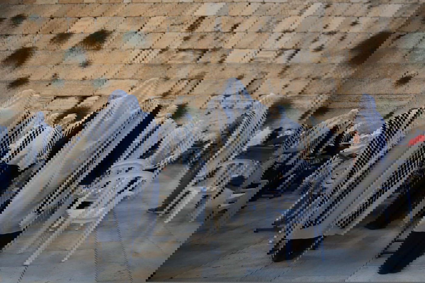 תיעוד: תפילת שחרית ליד שריד בית מקדשנו