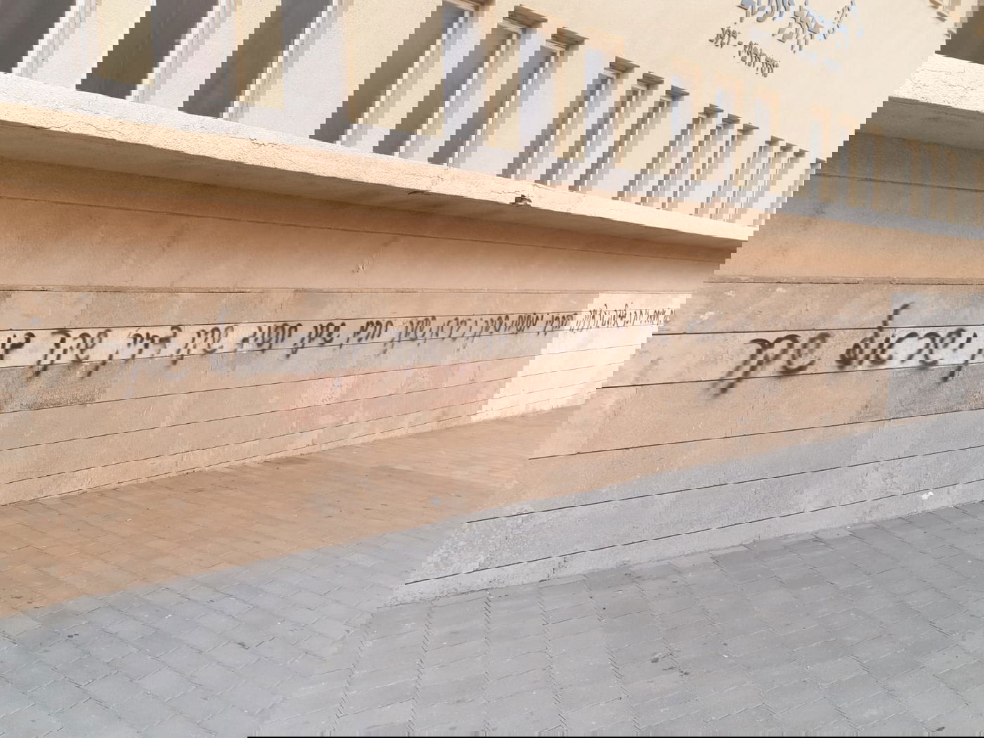 כתובות גרפיטי נגד חב"ד על בית הכנסת הגדול בבת ים