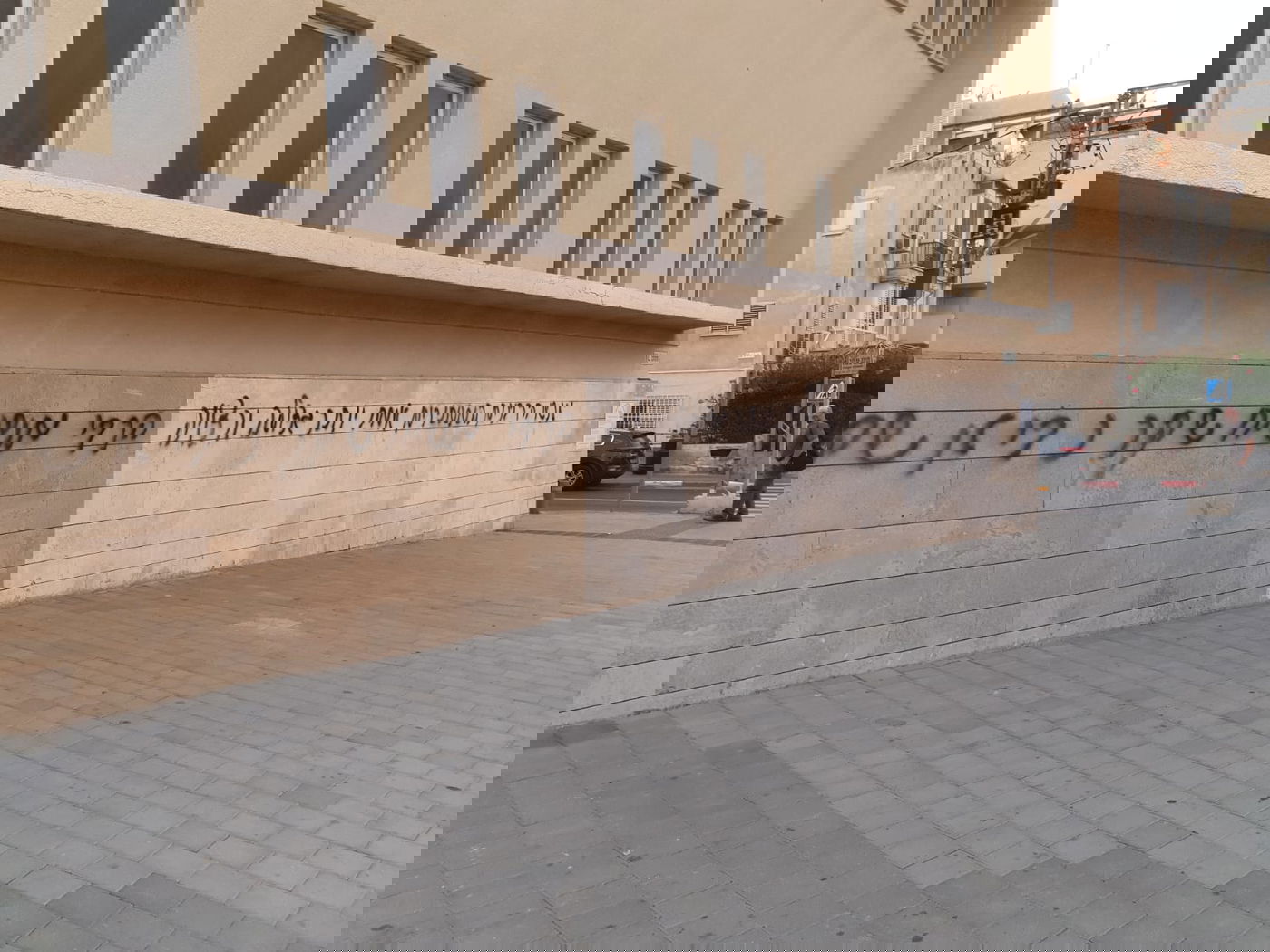 כתובות גרפיטי נגד חב"ד על בית הכנסת הגדול בבת ים