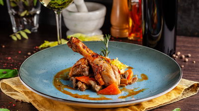 תבשיל עוף ברוטב ירקות שורש עסיסי . הצעת הגשה