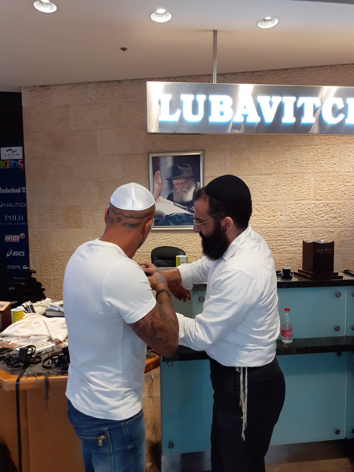 ומי הניח תפילין בנתב"ג? הזמר אייל גולן