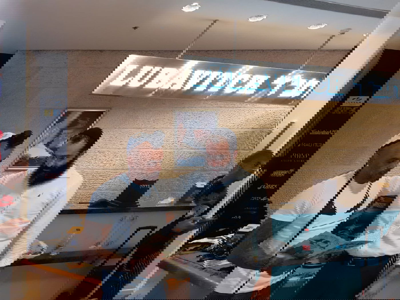 ומי הניח תפילין בנתב"ג? הזמר אייל גולן