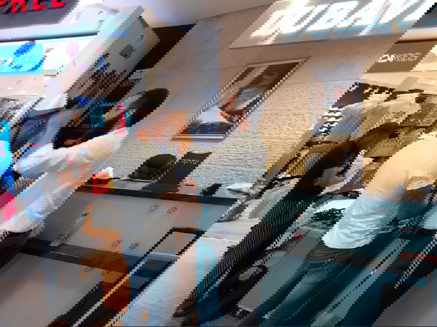 ומי הניח תפילין בנתב"ג? הזמר אייל גולן