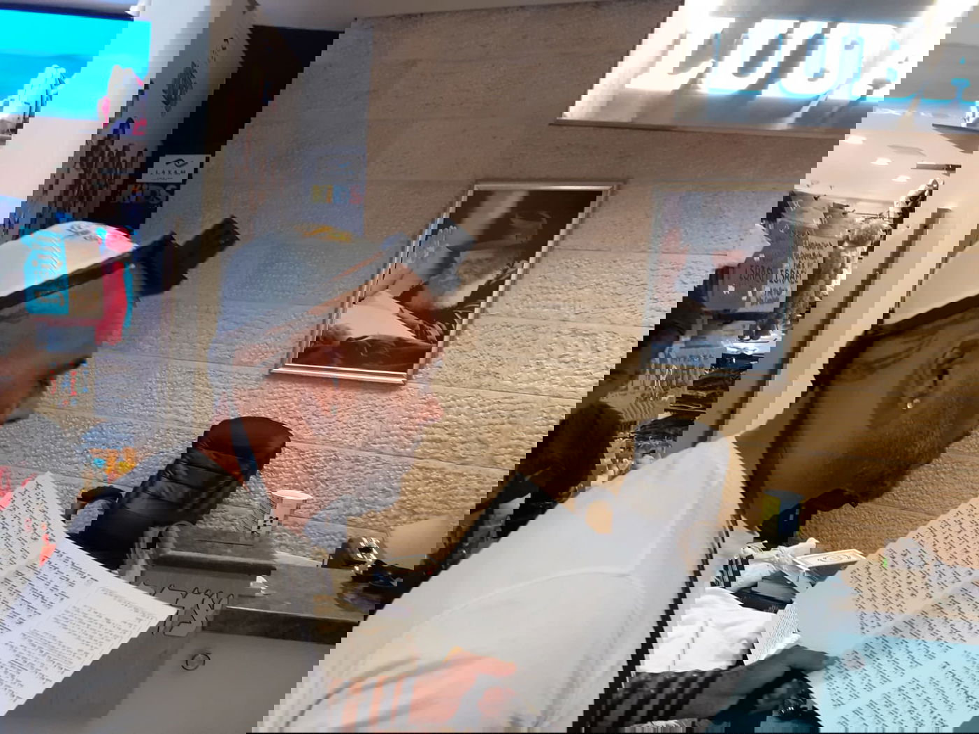 ומי הניח תפילין בנתב"ג? הזמר אייל גולן