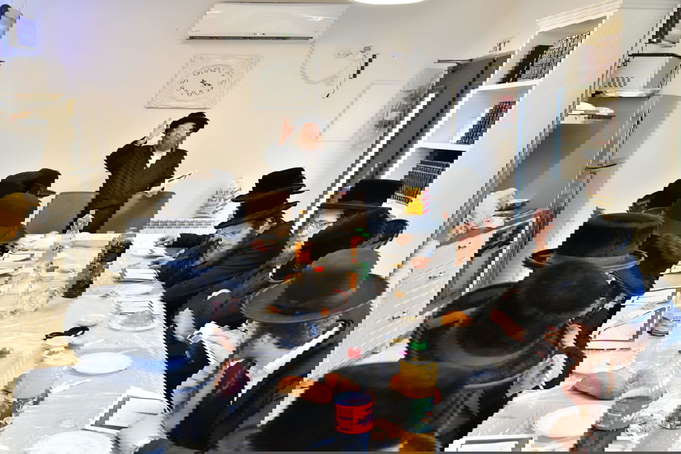 האדמו"ר מסאסוב במסע לקברי צדיקים. צפו