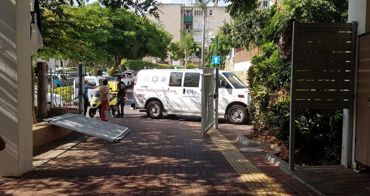 הנהגת נכנסה עם רכבה לתוך בית האבות