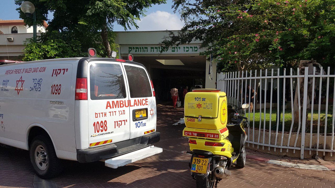 הנהגת נכנסה עם רכבה לתוך בית האבות