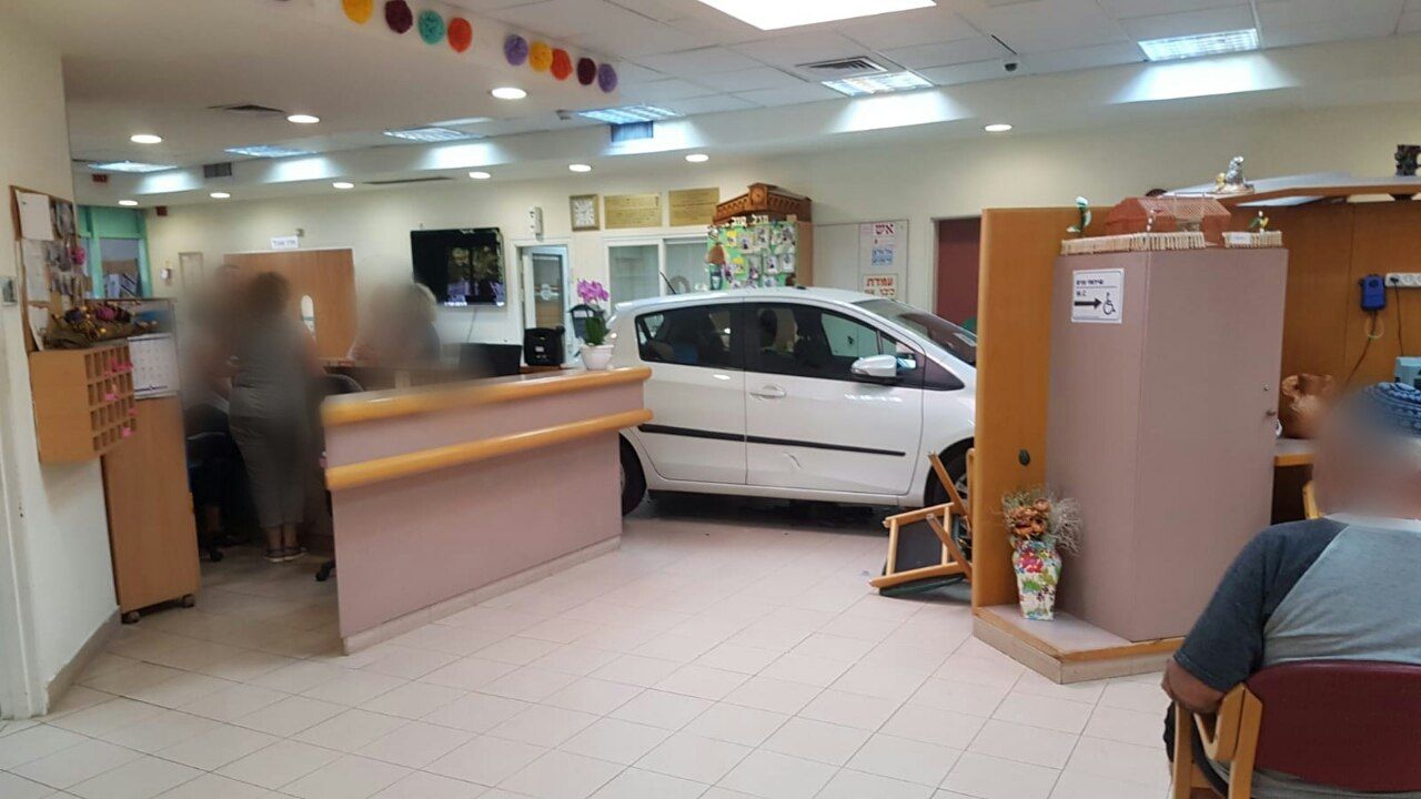 הנהגת נכנסה עם רכבה לתוך בית האבות