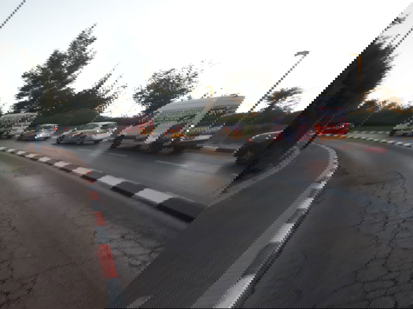 המאבק באפליה: שיירת מחאה חרדית מול ביתה של עליזה בלוך • צפו