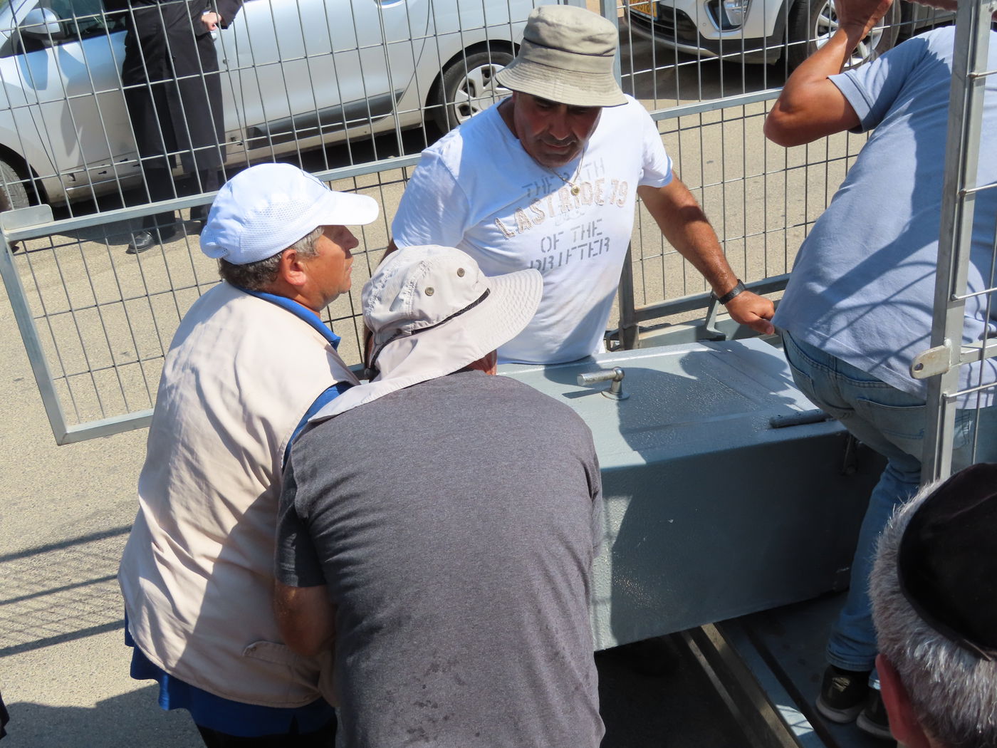 כך פונו ספרי התורה מבית הכנסת של חסידי גור בערד 