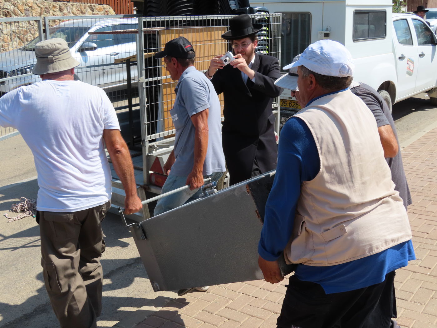 כך פונו ספרי התורה מבית הכנסת של חסידי גור בערד 