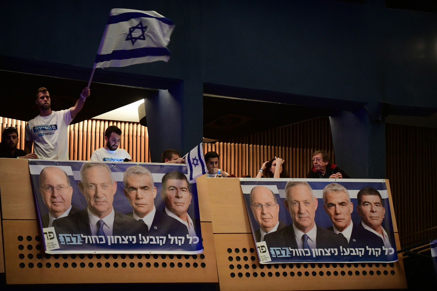 שלטי חוצות של כחול לבן