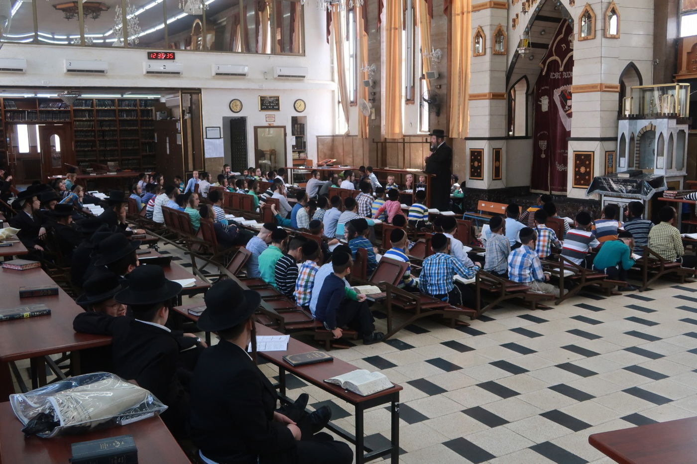 ילדי מאה שערים מבכים את חורבן בית המקדש. צפו