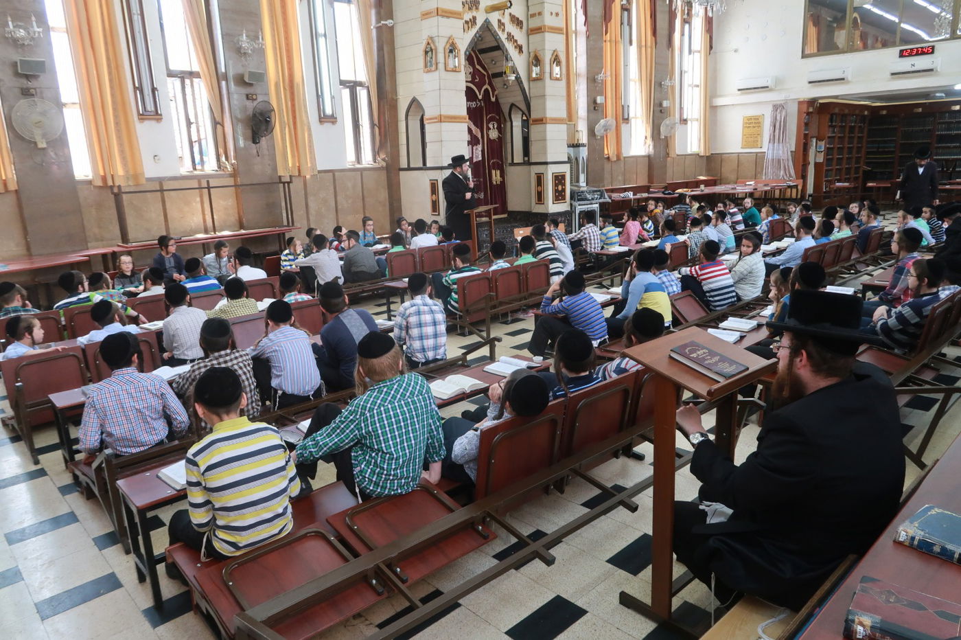 ילדי מאה שערים מבכים את חורבן בית המקדש. צפו