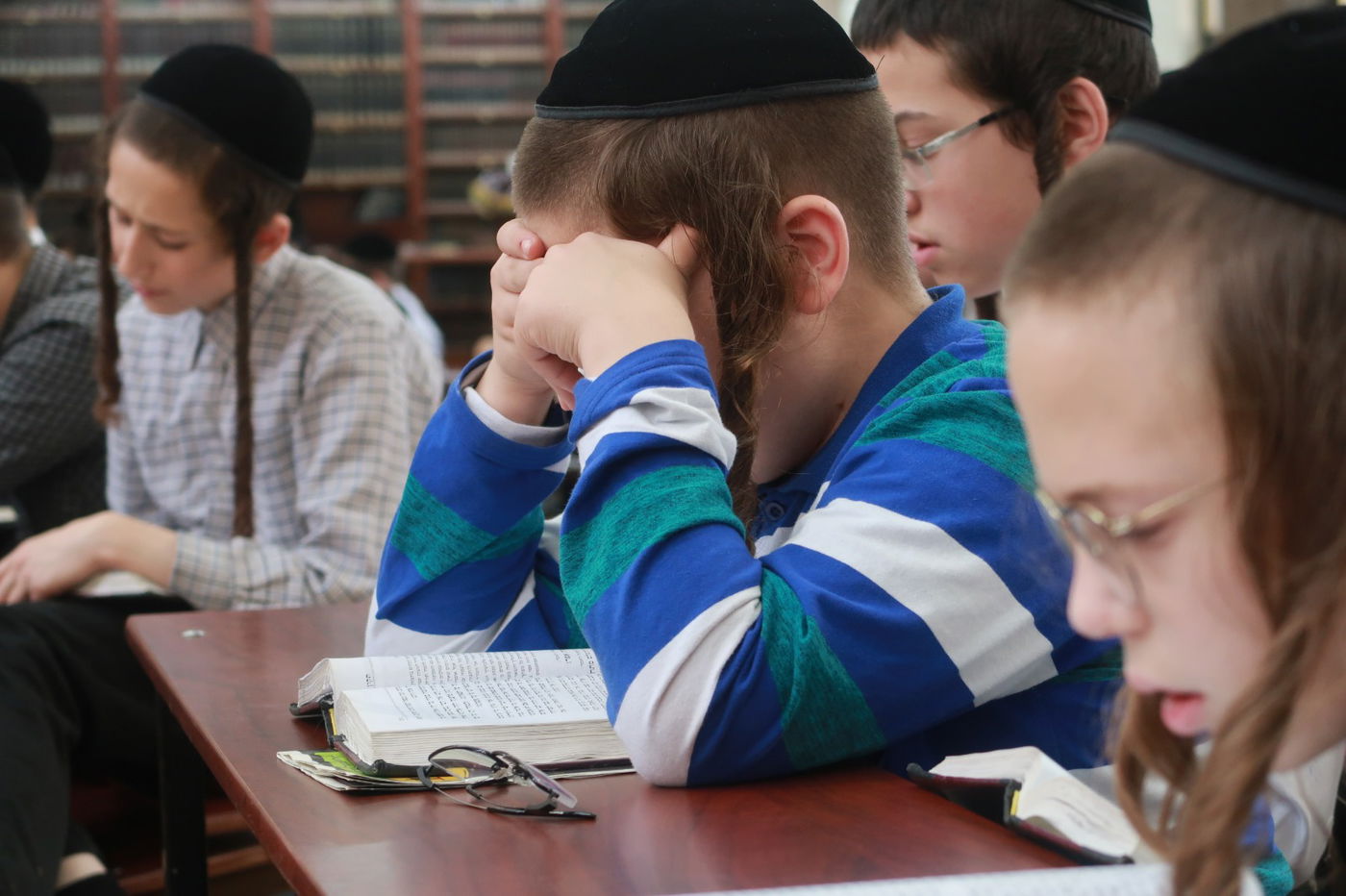 ילדי מאה שערים מבכים את חורבן בית המקדש. צפו