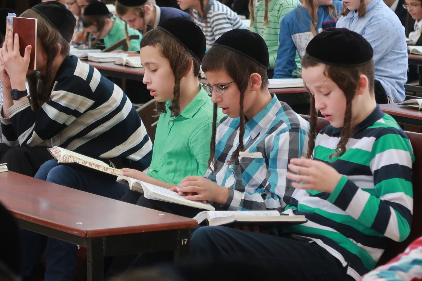 ילדי מאה שערים מבכים את חורבן בית המקדש. צפו