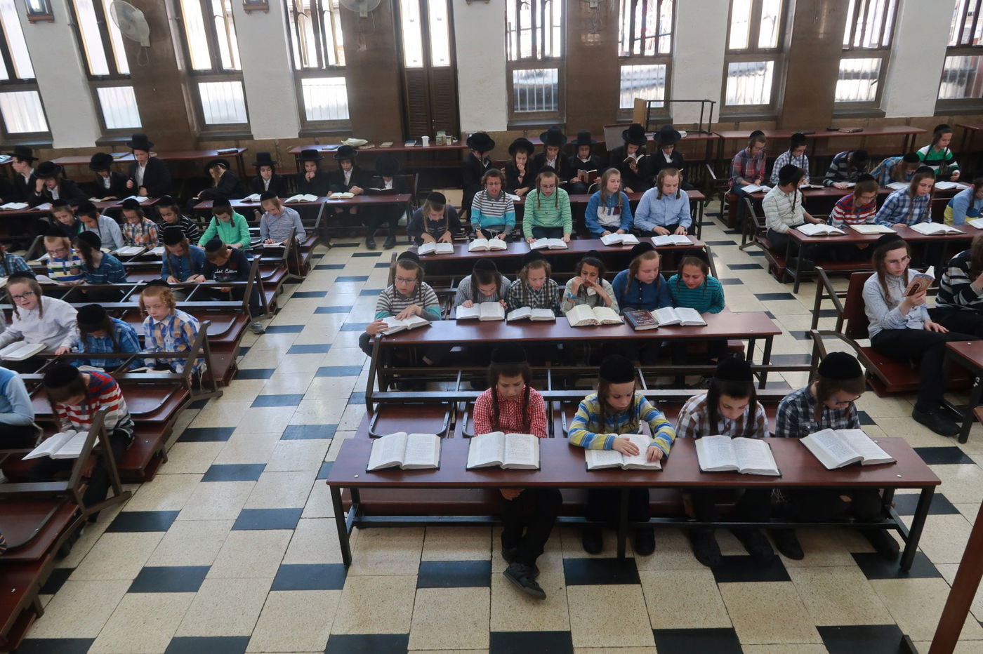 ילדי מאה שערים מבכים את חורבן בית המקדש. צפו