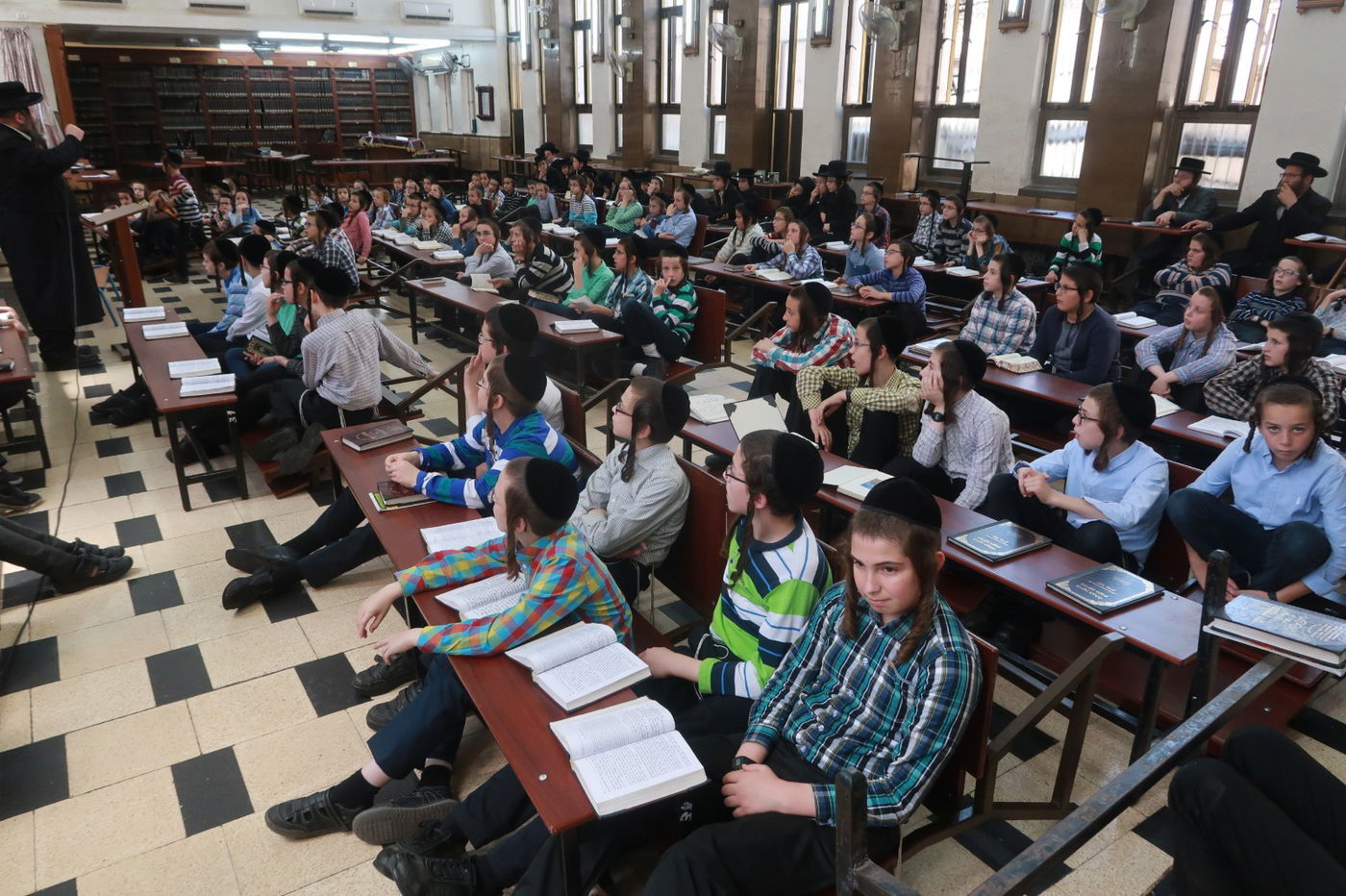 ילדי מאה שערים מבכים את חורבן בית המקדש. צפו