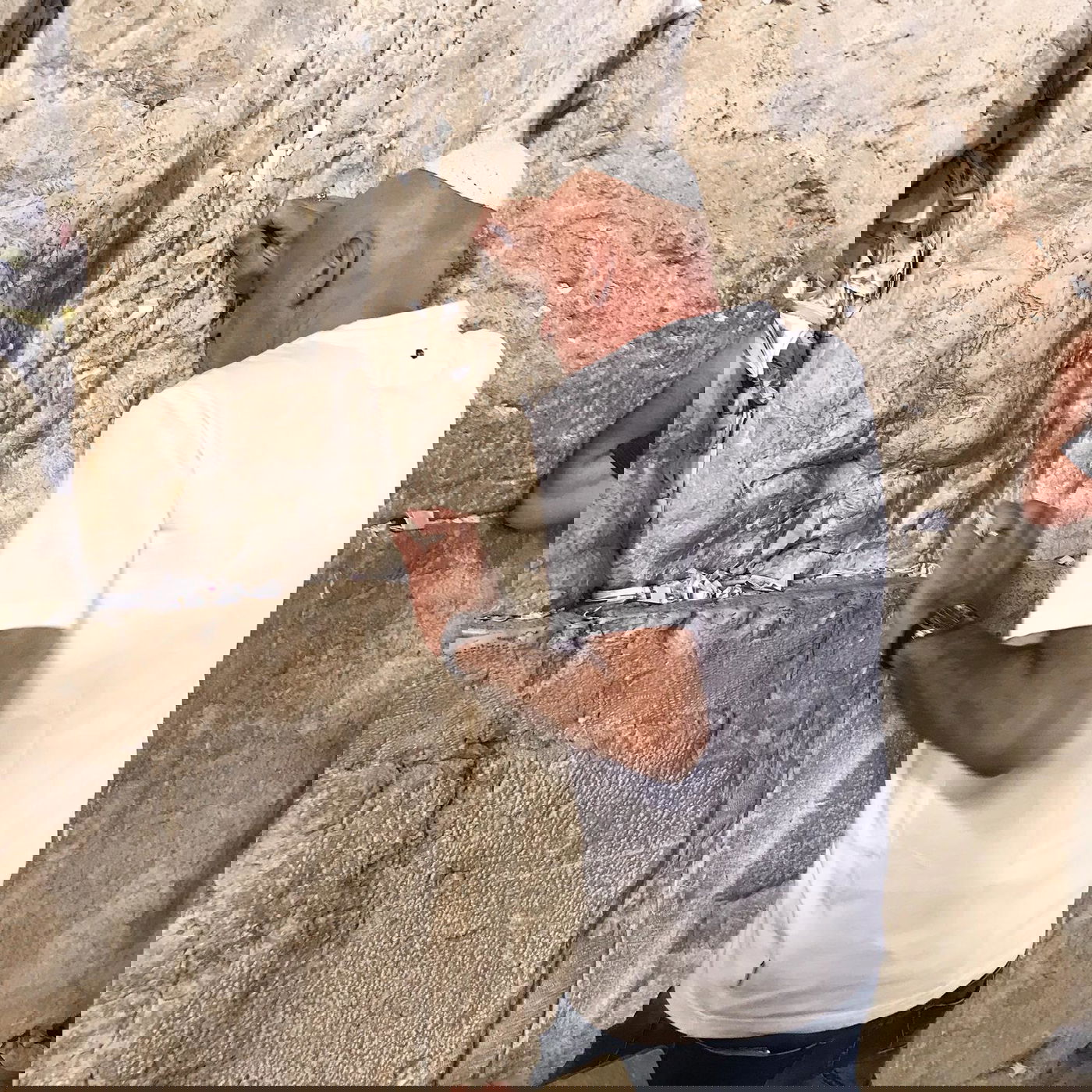 מגיש הטלוויזיה ירון אילן ורב הסלבס בכותל