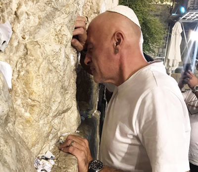 מגיש הטלוויזיה ירון אילן ורב הסלבס בכותל