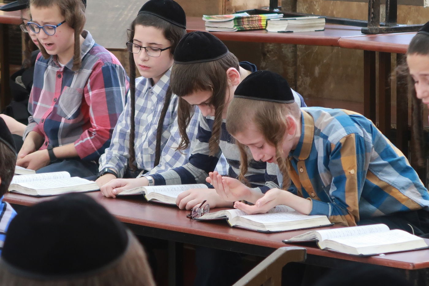 ילדי מאה שערים מבכים את חורבן בית המקדש. צפו