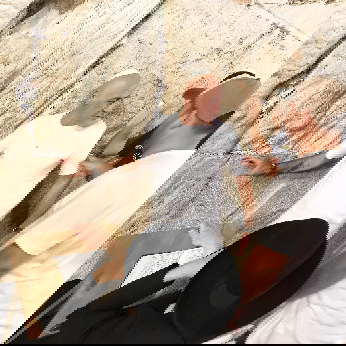 מגיש הטלוויזיה ירון אילן ורב הסלבס בכותל