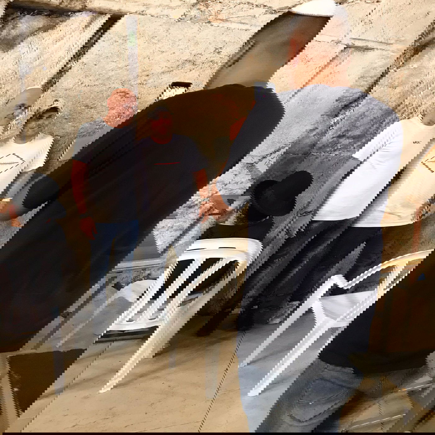 מגיש הטלוויזיה ירון אילן ורב הסלבס בכותל