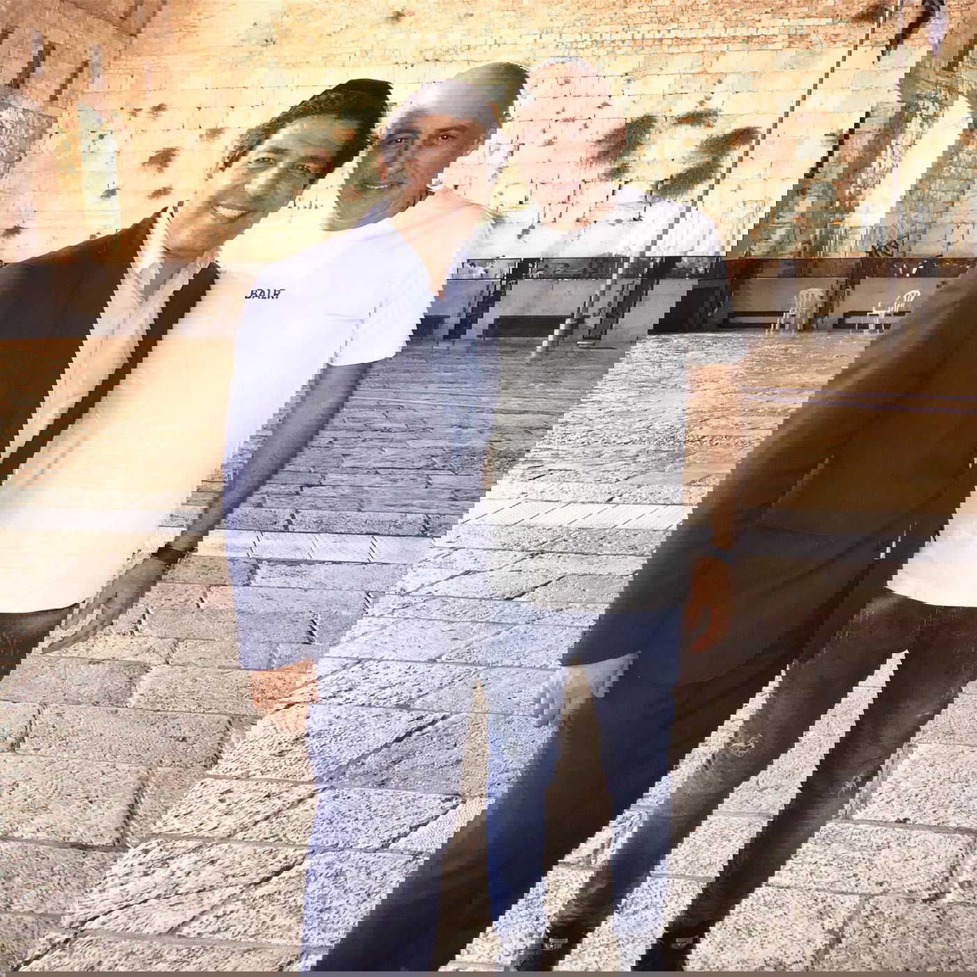 מגיש הטלוויזיה ירון אילן ורב הסלבס בכותל