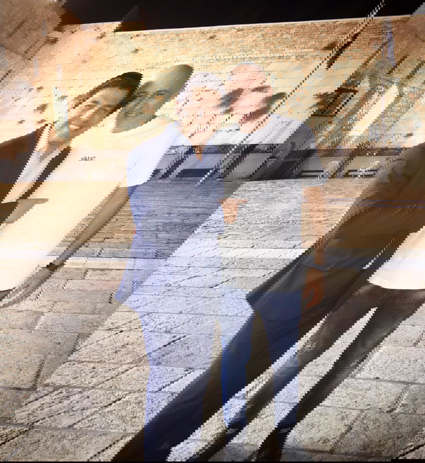 מגיש הטלוויזיה ירון אילן ורב הסלבס בכותל