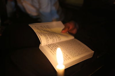 במאה שערים קוננו על החורבן לאור הנרות