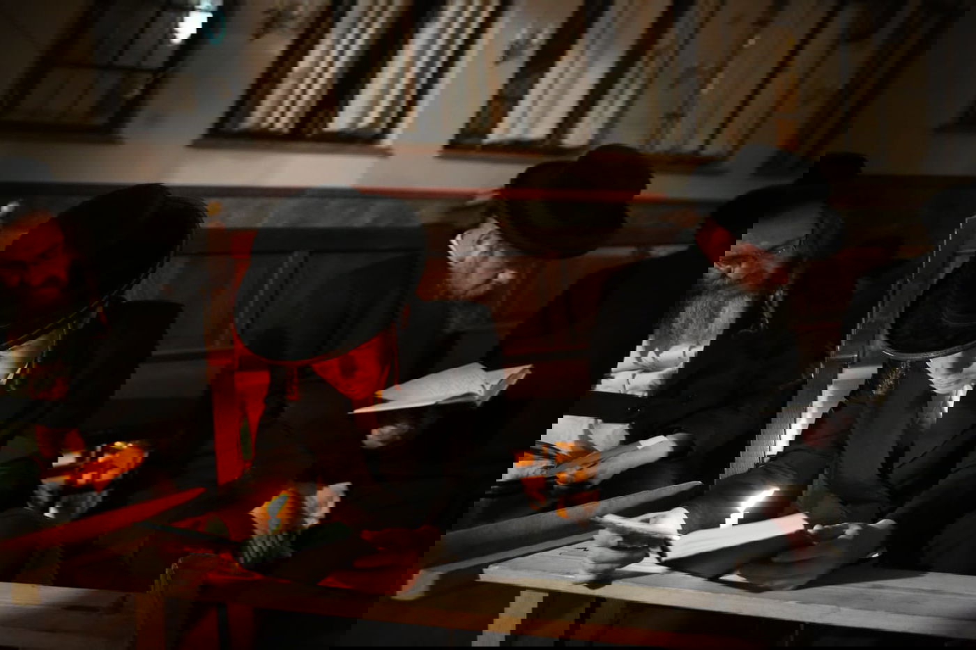 במאה שערים קוננו על החורבן לאור הנרות