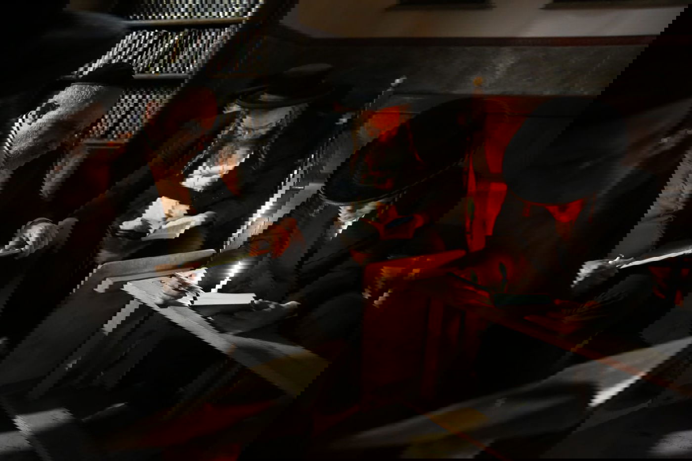 במאה שערים קוננו על החורבן לאור הנרות