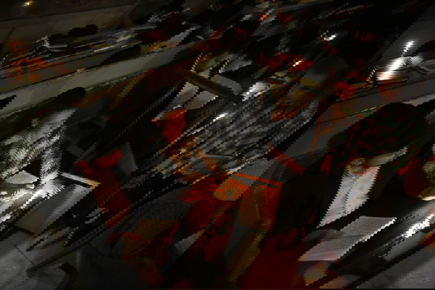 במאה שערים קוננו על החורבן לאור הנרות