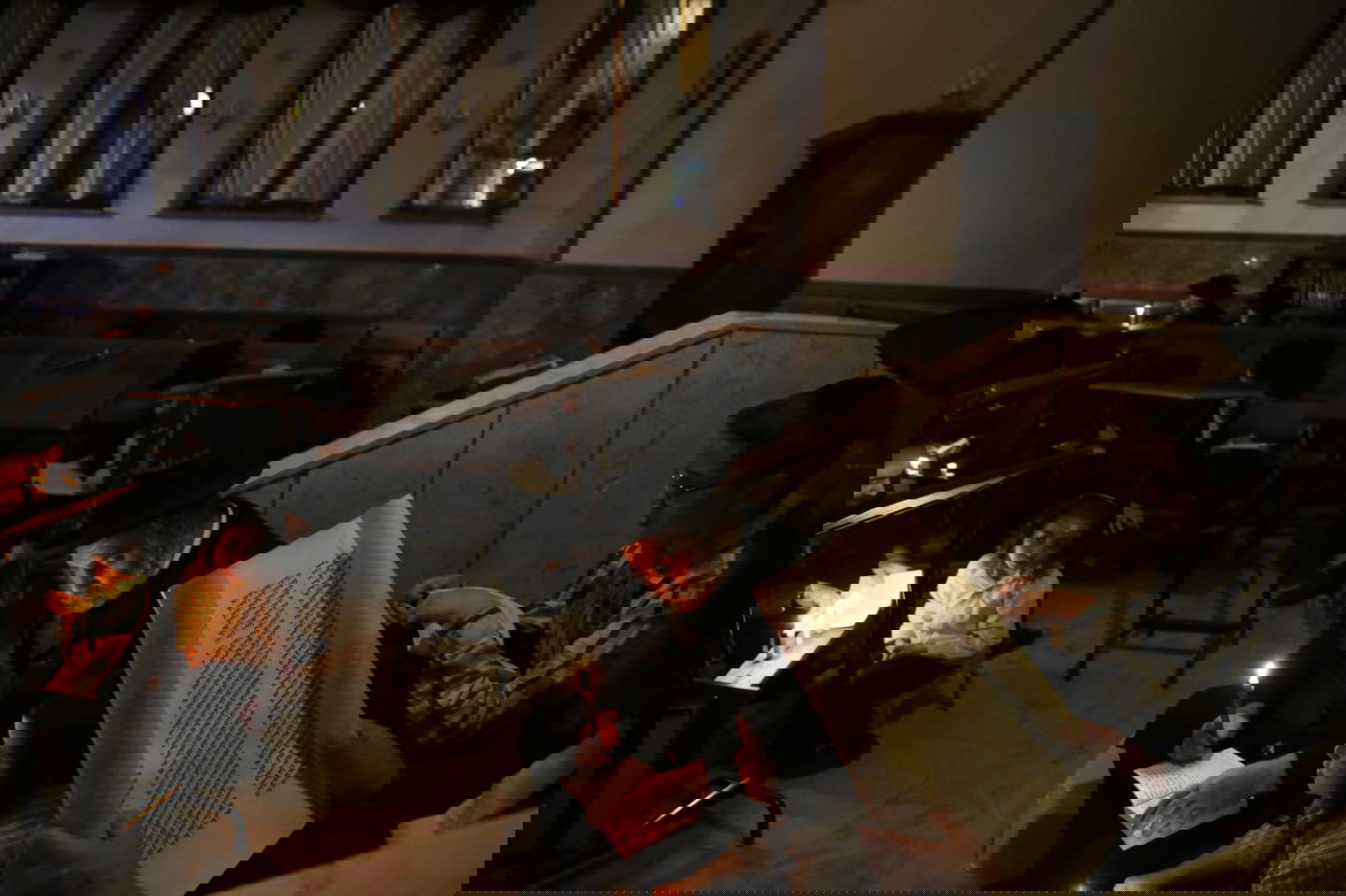 במאה שערים קוננו על החורבן לאור הנרות