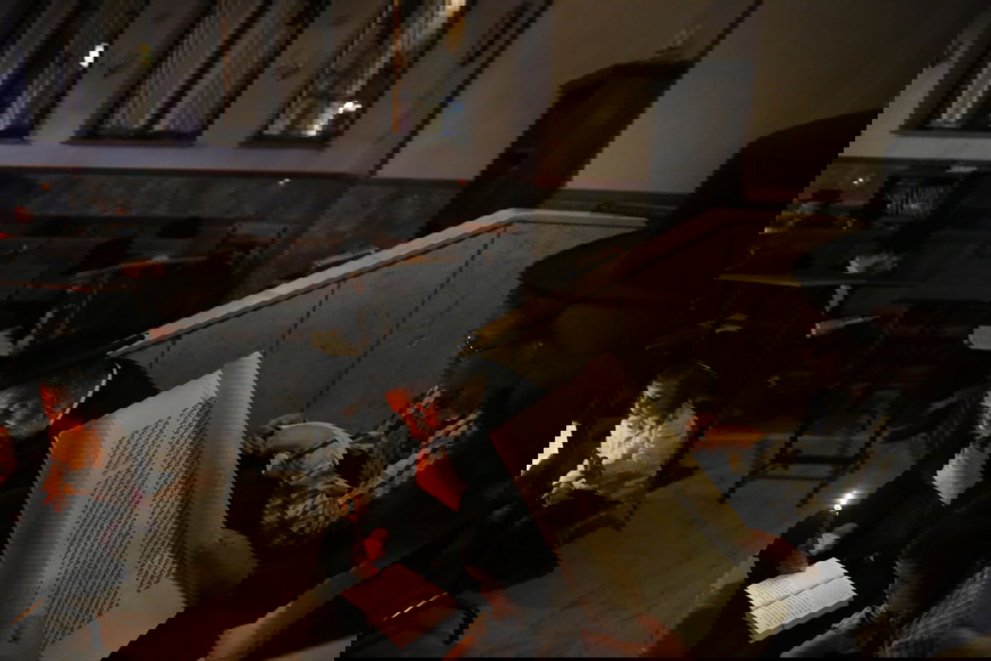 במאה שערים קוננו על החורבן לאור הנרות