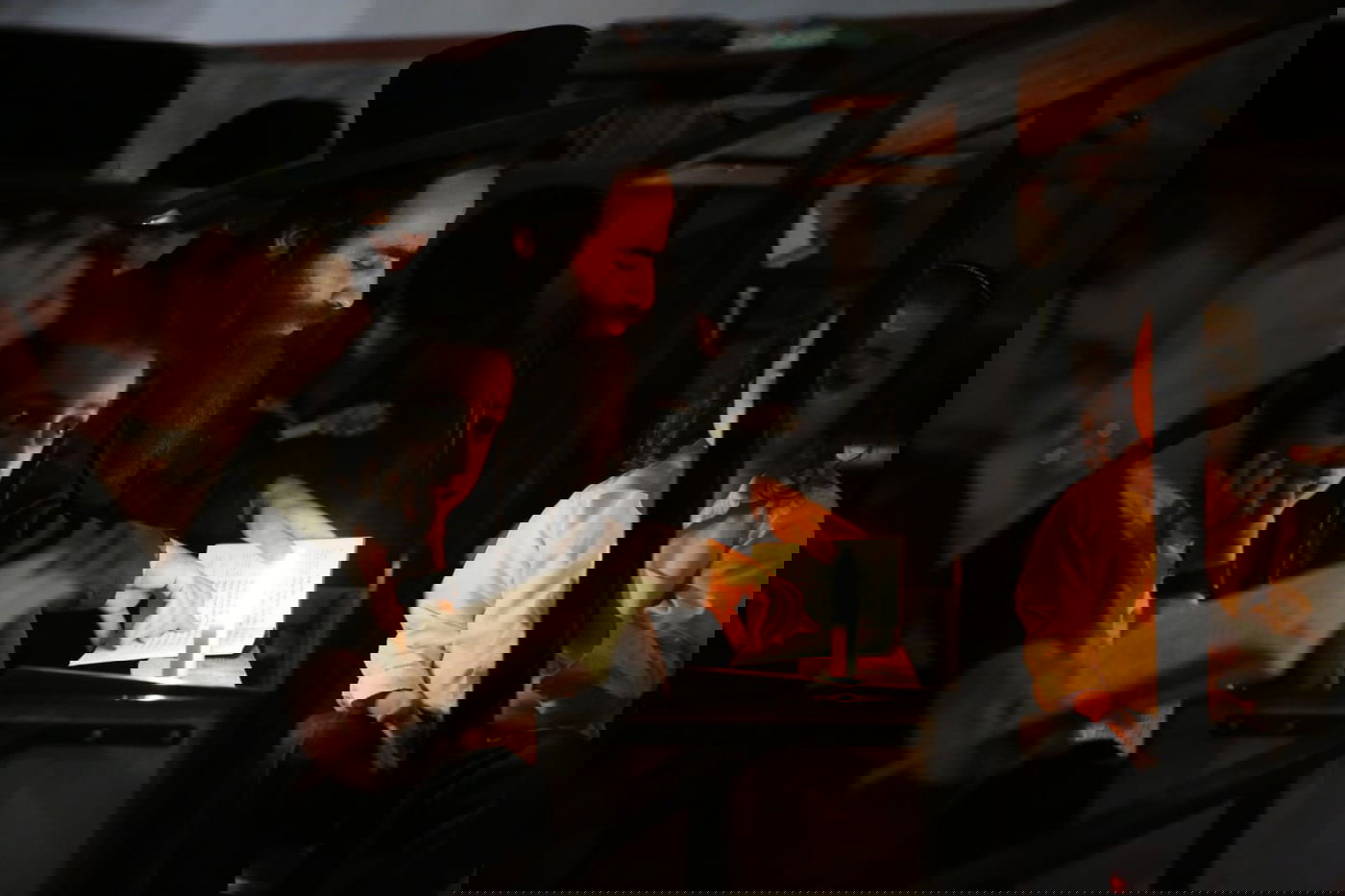 במאה שערים קוננו על החורבן לאור הנרות