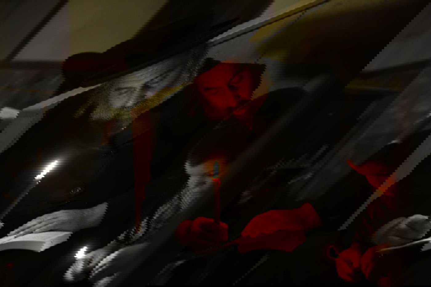 במאה שערים קוננו על החורבן לאור הנרות