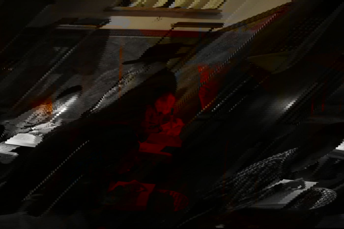 במאה שערים קוננו על החורבן לאור הנרות