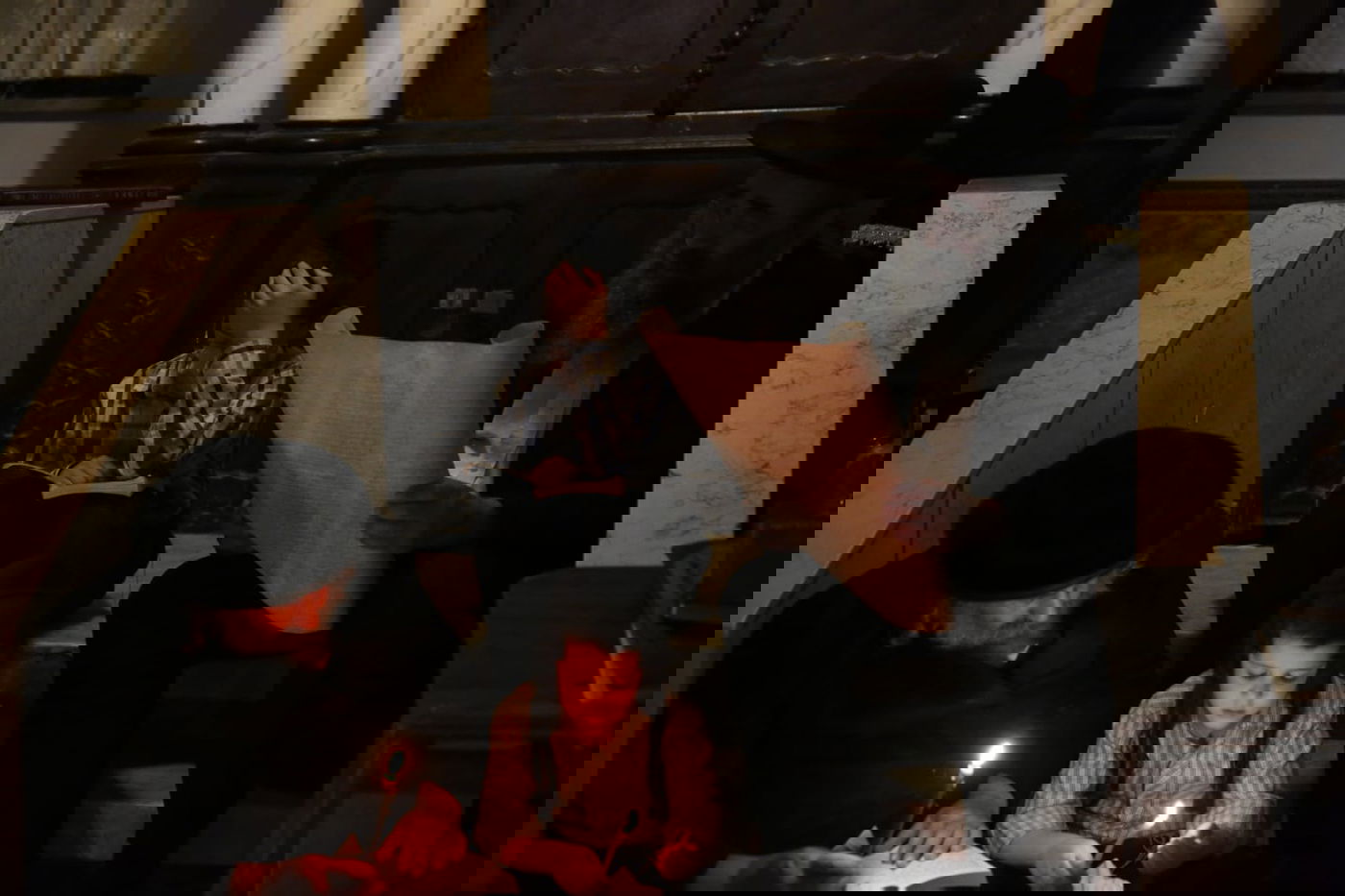 במאה שערים קוננו על החורבן לאור הנרות