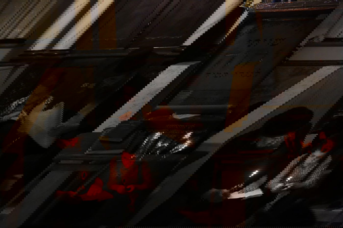 במאה שערים קוננו על החורבן לאור הנרות