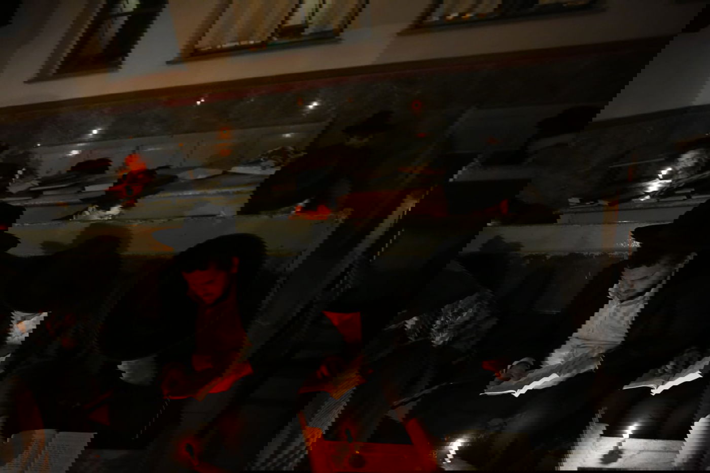 במאה שערים קוננו על החורבן לאור הנרות