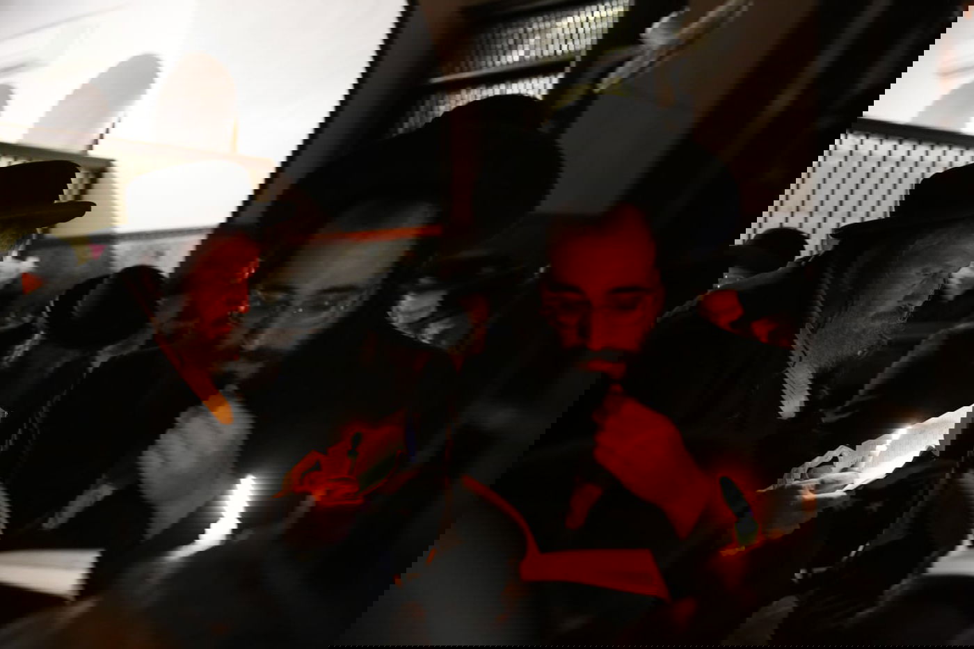 במאה שערים קוננו על החורבן לאור הנרות