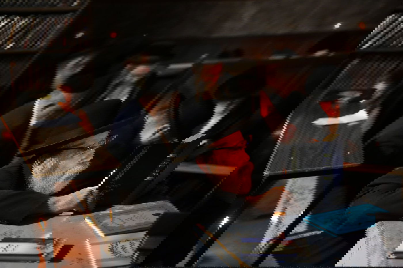 במאה שערים קוננו על החורבן לאור הנרות