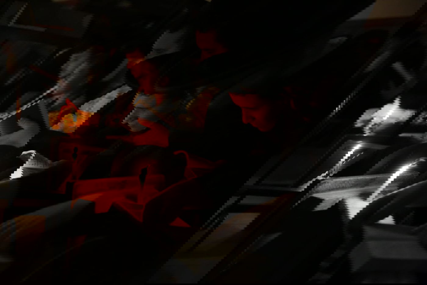 במאה שערים קוננו על החורבן לאור הנרות