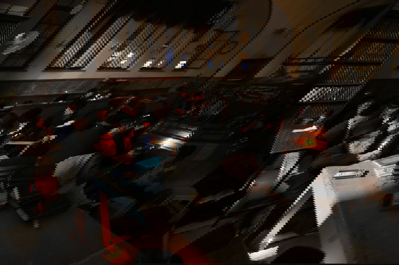 במאה שערים קוננו על החורבן לאור הנרות