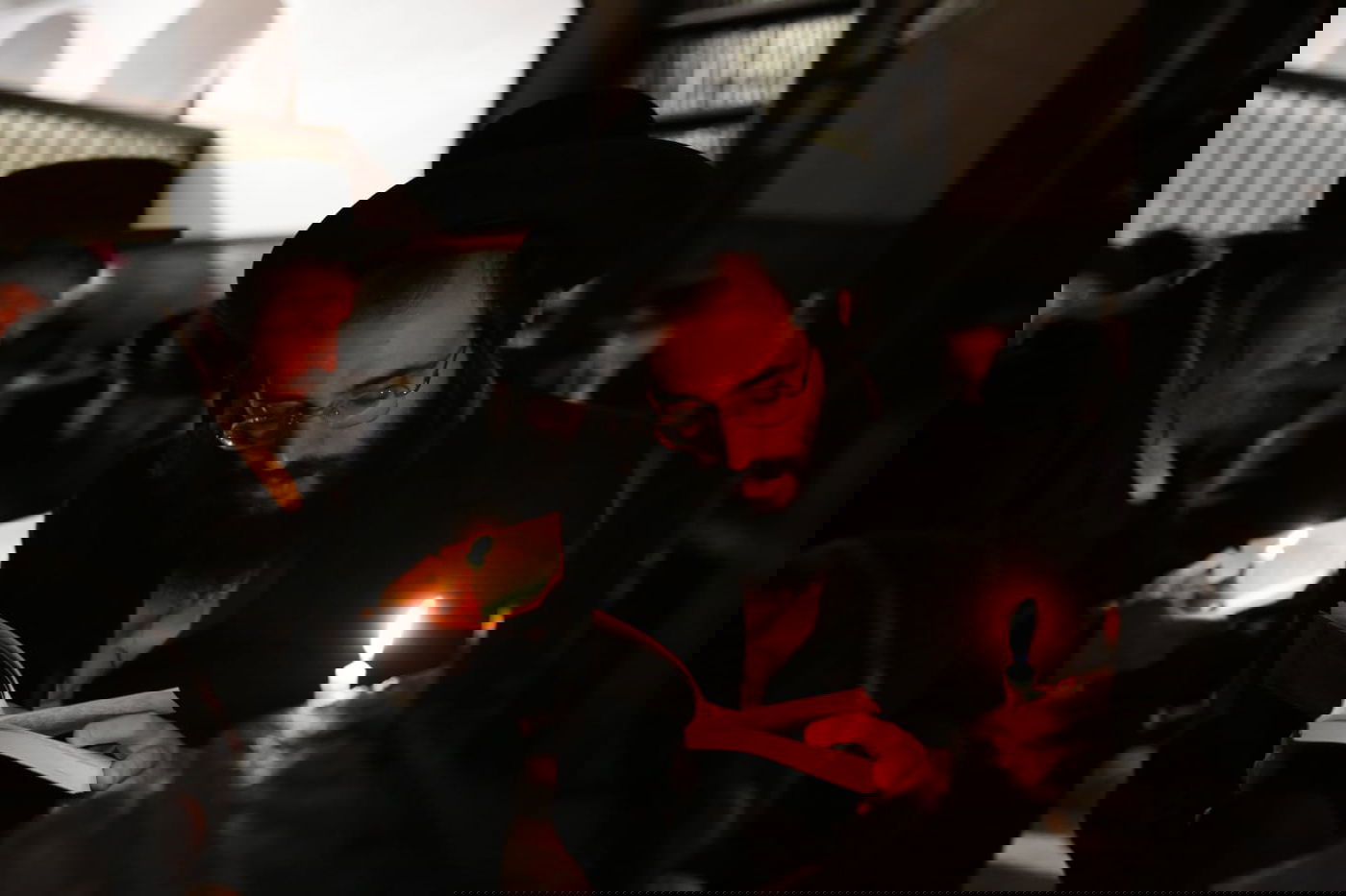 במאה שערים קוננו על החורבן לאור הנרות