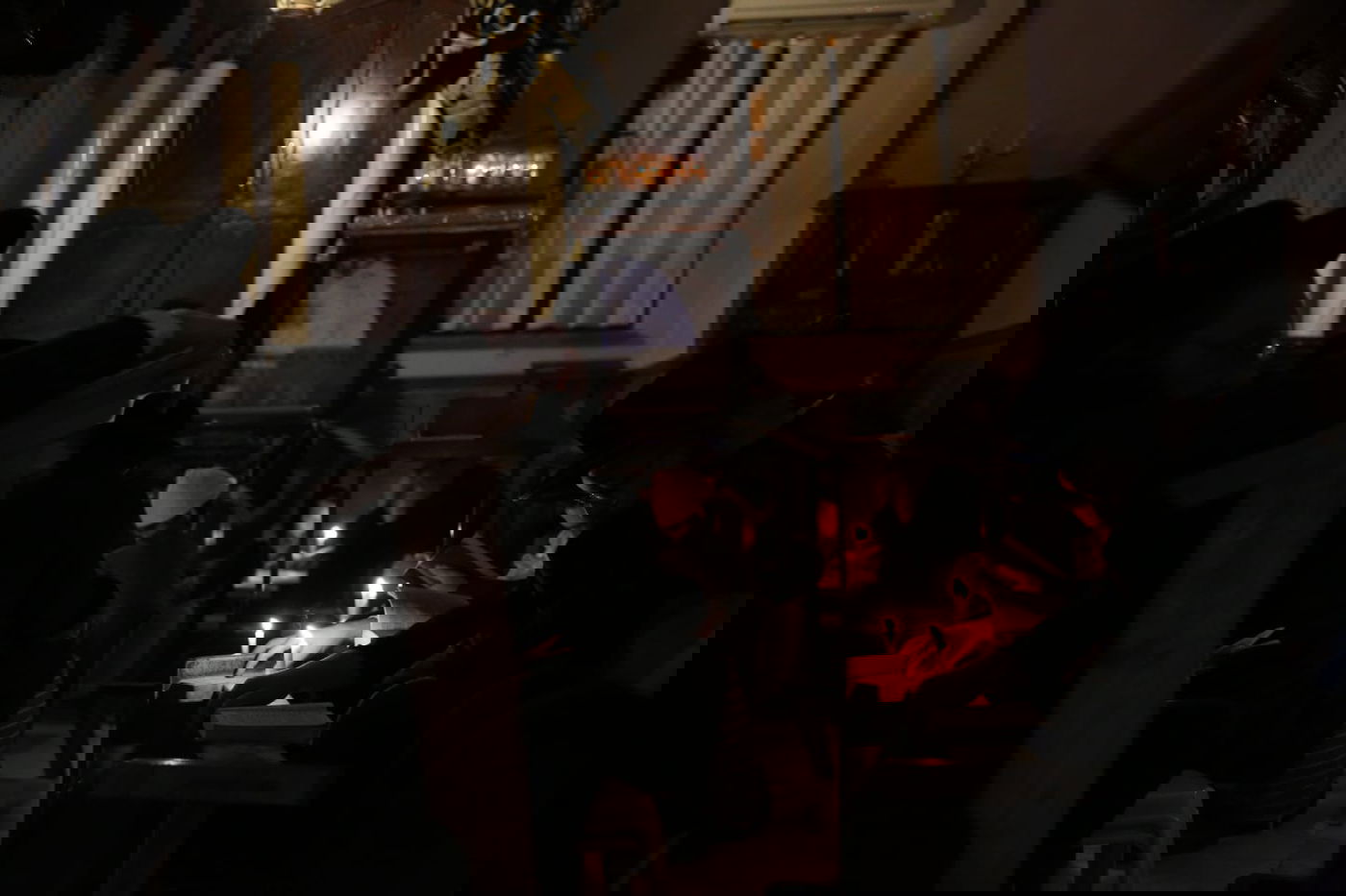 במאה שערים קוננו על החורבן לאור הנרות