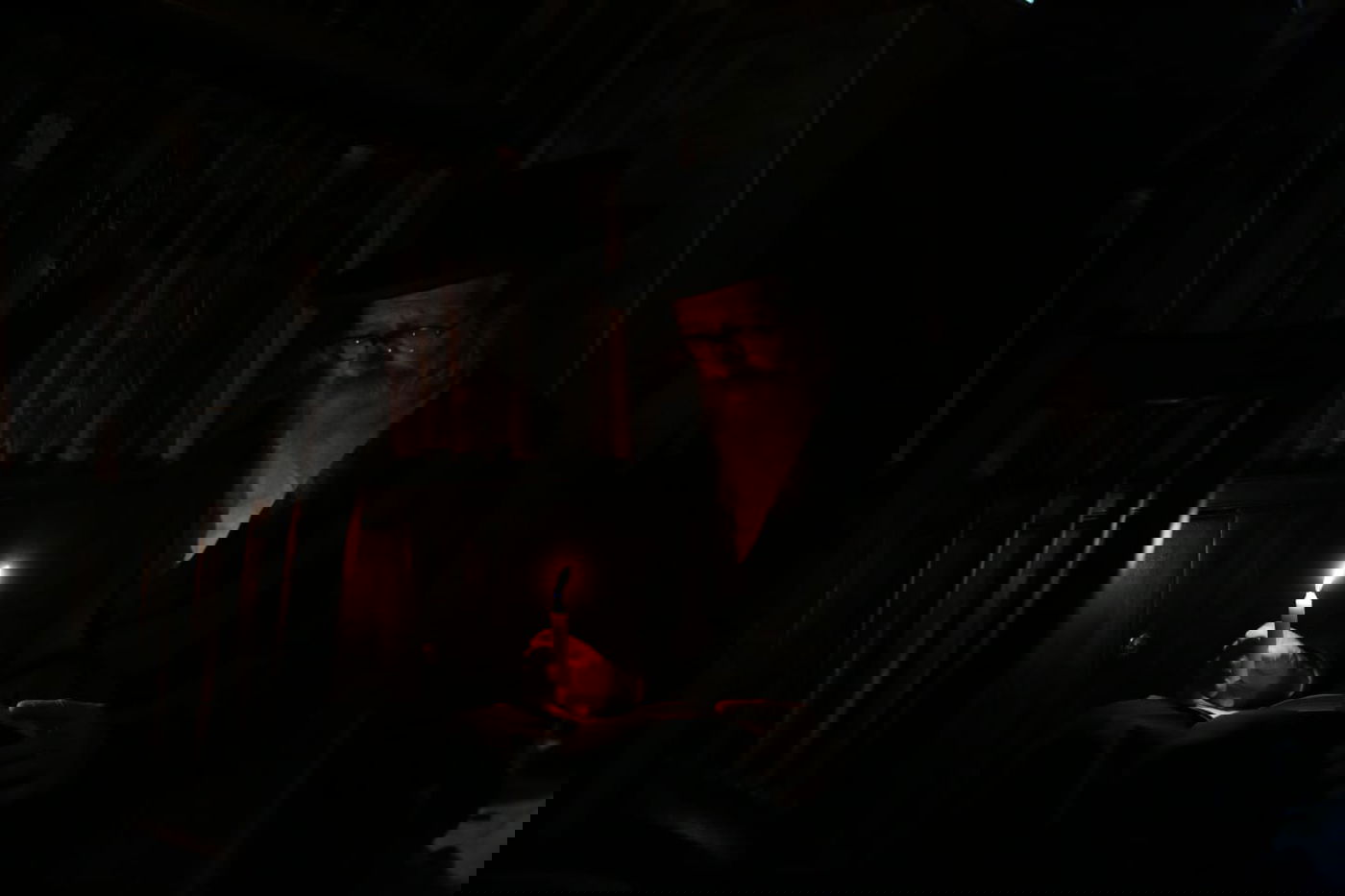 במאה שערים קוננו על החורבן לאור הנרות